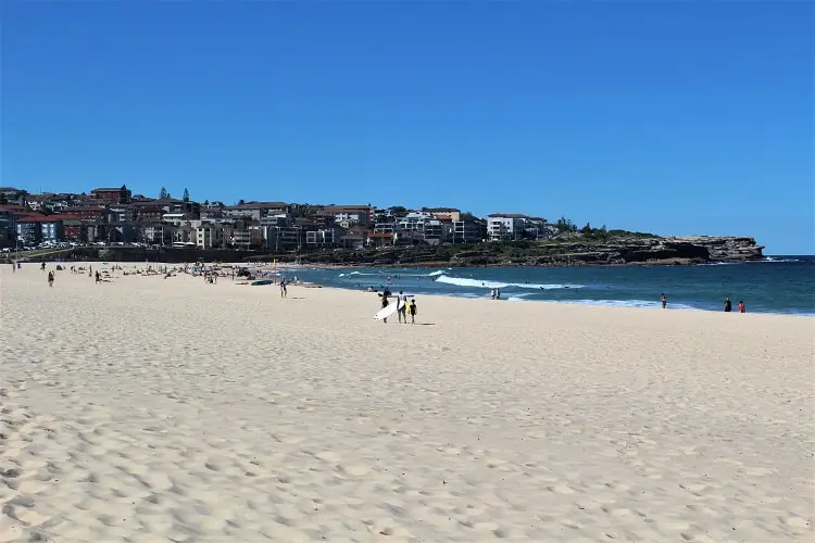 Family-friendly Maroubra Beach in SYdney on a sunny day.