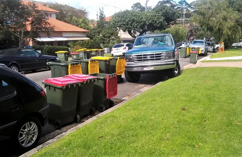 Lesser-known differences between Australia and UK out in the Australian suburbs.