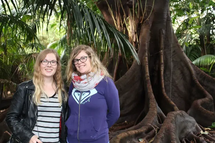 Backpacker girls at Perth zoo.