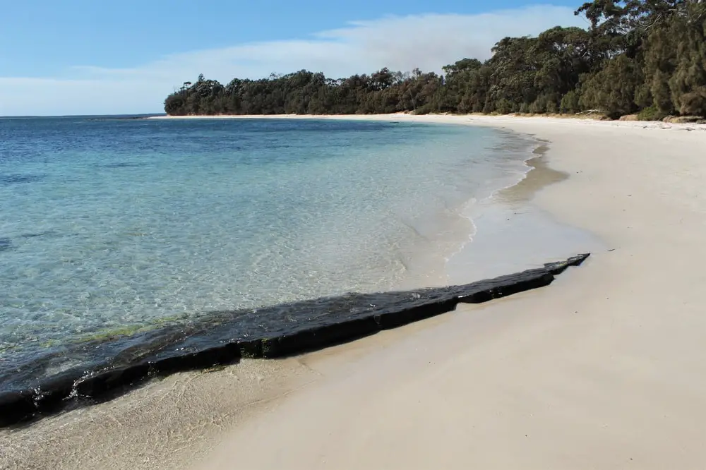 Guide to Jervis Bay beaches from Huskisson to Hyams Beach, including the amazing White Sands Walk, maps, and useful information such as parking, cafes, picnic areas and toilet locations!