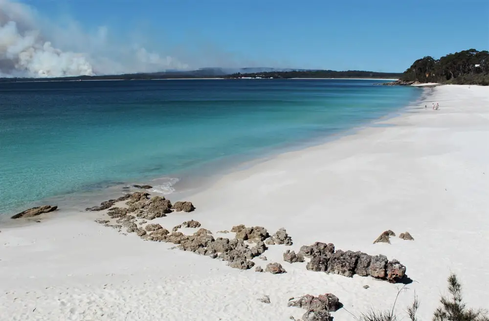 Guide to Jervis Bay beaches from Huskisson to Hyams Beach, including the amazing White Sands Walk, maps, and useful information such as parking, cafes, picnic areas and toilet locations!