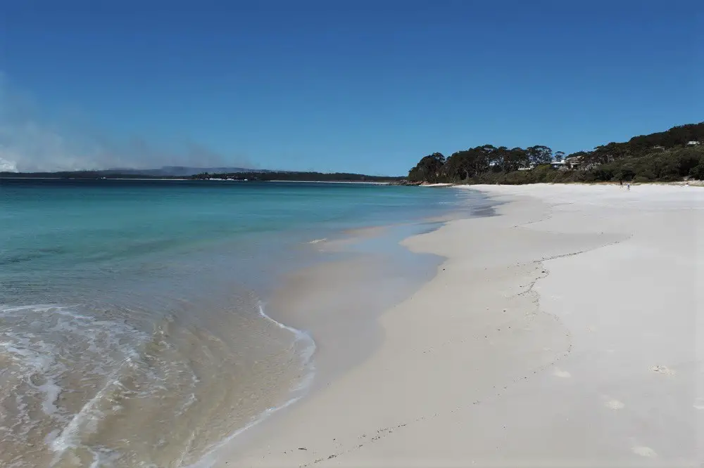 Guide to Jervis Bay beaches from Huskisson to Hyams Beach, including the amazing White Sands Walk, maps, and useful information such as parking, cafes, picnic areas and toilet locations!