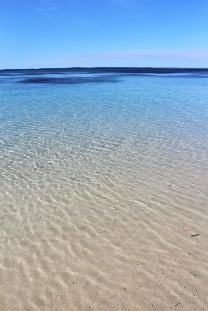 Guide to Jervis Bay beaches from Huskisson to Hyams Beach, including the amazing White Sands Walk, maps, and useful information such as parking, cafes, picnic areas and toilet locations!