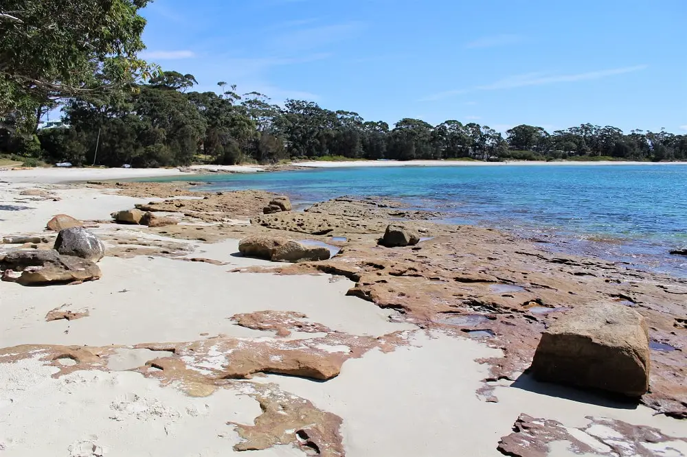 Guide to Jervis Bay beaches from Huskisson to Hyams Beach, including the amazing White Sands Walk, maps, and useful information such as parking, cafes, picnic areas and toilet locations!