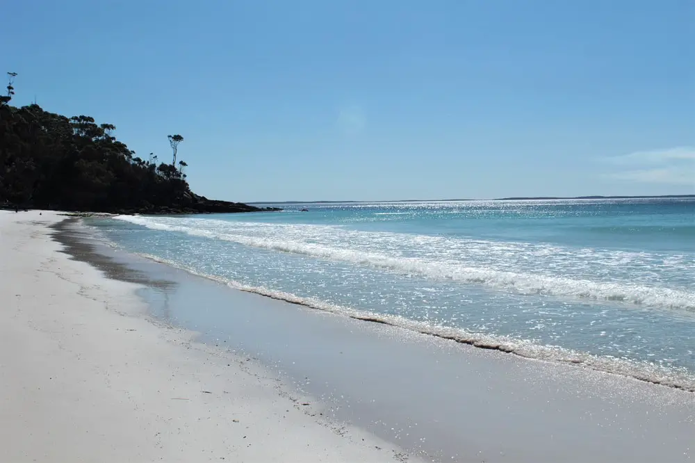 Guide to Jervis Bay beaches from Huskisson to Hyams Beach, including the amazing White Sands Walk, maps, and useful information such as parking, cafes, picnic areas and toilet locations!