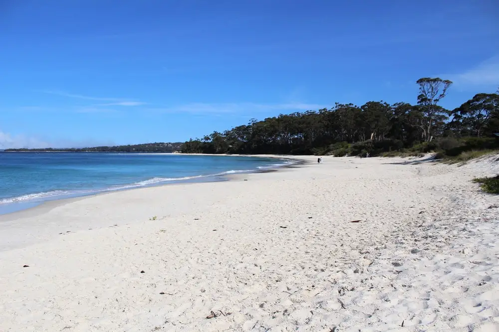 Guide to Jervis Bay beaches from Huskisson to Hyams Beach, including the amazing White Sands Walk, maps, and useful information such as parking, cafes, picnic areas and toilet locations!