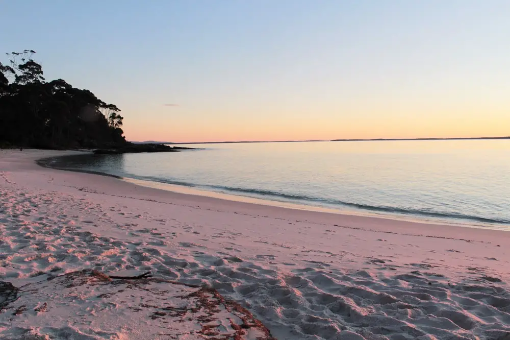 Guide to Jervis Bay beaches from Huskisson to Hyams Beach, including the amazing White Sands Walk, maps, and useful information such as parking, cafes, picnic areas and toilet locations!