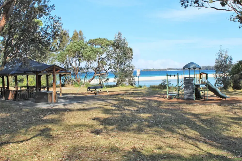 Guide to Jervis Bay beaches from Huskisson to Hyams Beach, including the amazing White Sands Walk, maps, and useful information such as parking, cafes, picnic areas and toilet locations!