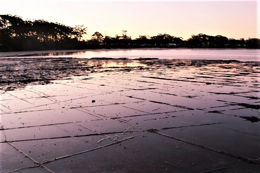 Guide to Jervis Bay beaches from Huskisson to Hyams Beach, including the amazing White Sands Walk, maps, and useful information such as parking, cafes, picnic areas and toilet locations!