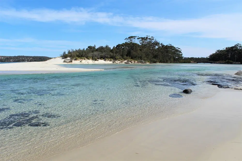 Guide to Jervis Bay beaches from Huskisson to Hyams Beach, including the amazing White Sands Walk, maps, and useful information such as parking, cafes, picnic areas and toilet locations!