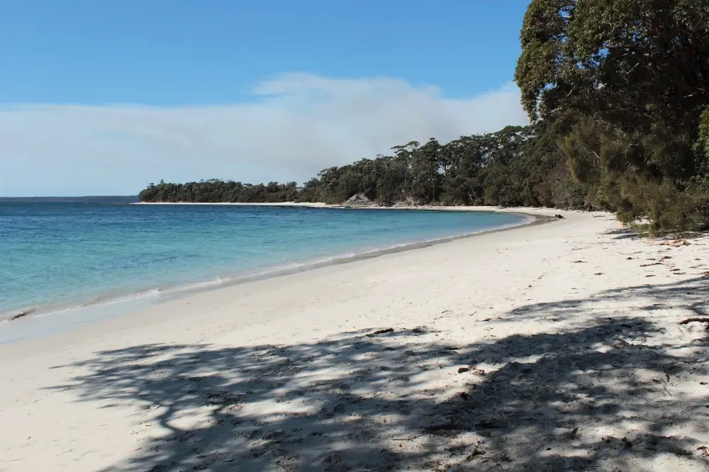 Guide to Jervis Bay beaches from Huskisson to Hyams Beach, including the amazing White Sands Walk, maps, and useful information such as parking, cafes, picnic areas and toilet locations!