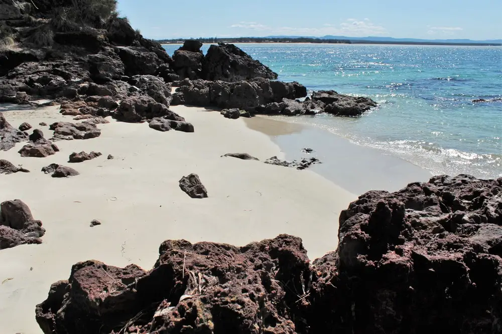 Guide to Jervis Bay beaches from Huskisson to Hyams Beach, including the amazing White Sands Walk, maps, and useful information such as parking, cafes, picnic areas and toilet locations!