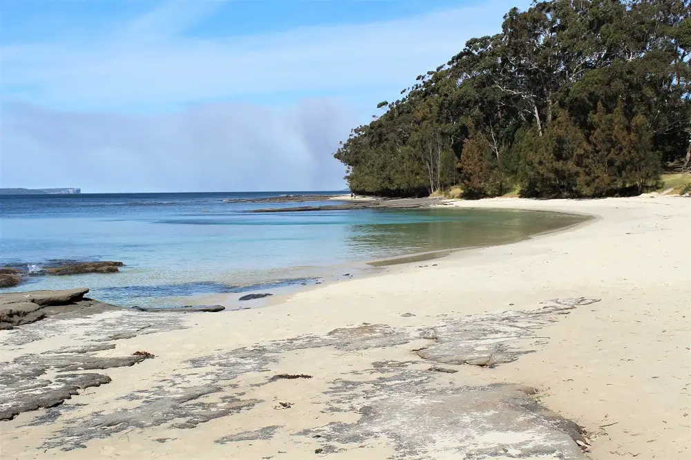 Guide to Jervis Bay beaches from Huskisson to Hyams Beach, including the amazing White Sands Walk, maps, and useful information such as parking, cafes, picnic areas and toilet locations!