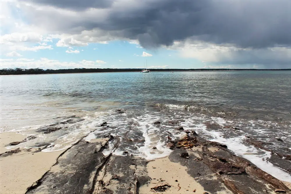 Guide to Jervis Bay beaches from Huskisson to Hyams Beach, including the amazing White Sands Walk, maps, and useful information such as parking, cafes, picnic areas and toilet locations!