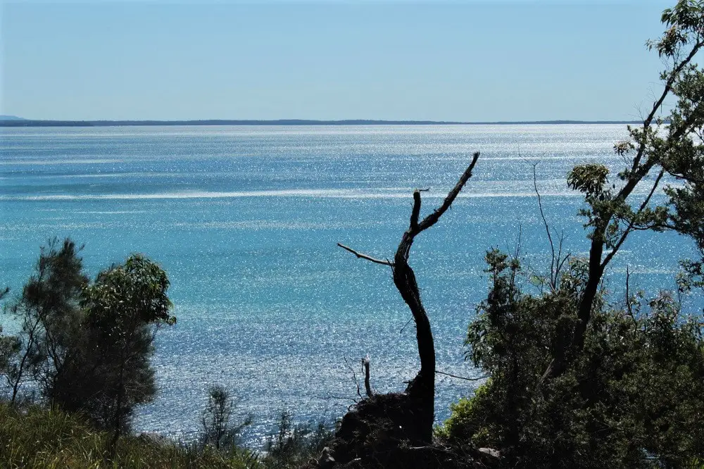 Guide to Jervis Bay beaches from Huskisson to Hyams Beach, including the amazing White Sands Walk, maps, and useful information such as parking, cafes, picnic areas and toilet locations!