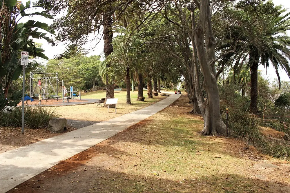 Discover peace and tranquility on this 3km Sydney walk from Mosman Bay to Cremorne Point, passing by Lex and Ruby's Gardens, MacCallum Pool and perfect city views.