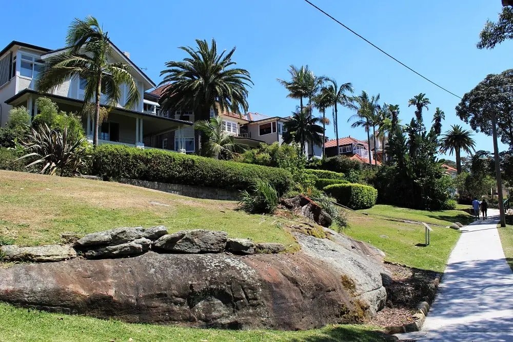 Discover peace and tranquility on this 3km Sydney walk from Mosman Bay to Cremorne Point, passing by Lex and Ruby's Gardens, MacCallum Pool and perfect city views.