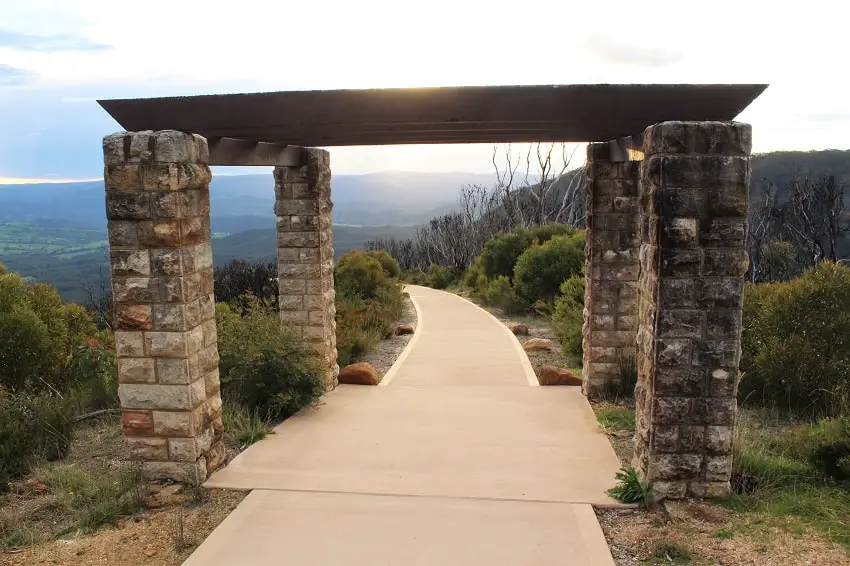 A guide to nine beautiful Blue Mountains lookouts in Katoomba, Leura, Wentworth Falls & Blackheath, including Echo Point lookout and the Three Sisters rock formation. Make the most of your day trip from Sydney to the Blue Mountains, Australia.