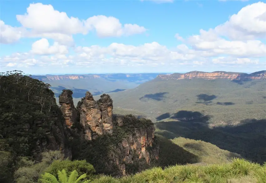 A guide to nine beautiful Blue Mountains lookouts in Katoomba, Leura, Wentworth Falls & Blackheath, including Echo Point lookout and the Three Sisters rock formation. Make the most of your day trip from Sydney to the Blue Mountains, Australia.