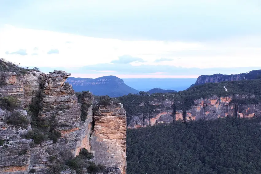 A guide to nine beautiful Blue Mountains lookouts in Katoomba, Leura, Wentworth Falls & Blackheath, including Echo Point lookout and the Three Sisters rock formation. Make the most of your day trip from Sydney to the Blue Mountains, Australia.