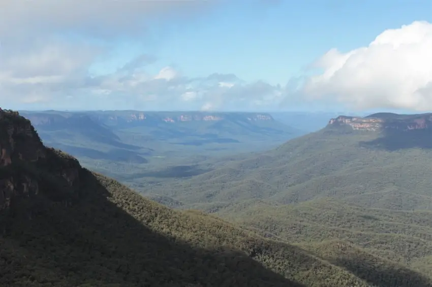 A guide to nine beautiful Blue Mountains lookouts in Katoomba, Leura, Wentworth Falls & Blackheath, including Echo Point lookout and the Three Sisters rock formation. Make the most of your day trip from Sydney to the Blue Mountains, Australia.