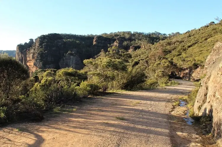 A guide to nine beautiful Blue Mountains lookouts in Katoomba, Leura, Wentworth Falls & Blackheath, including Echo Point lookout and the Three Sisters rock formation. Make the most of your day trip from Sydney to the Blue Mountains, Australia.