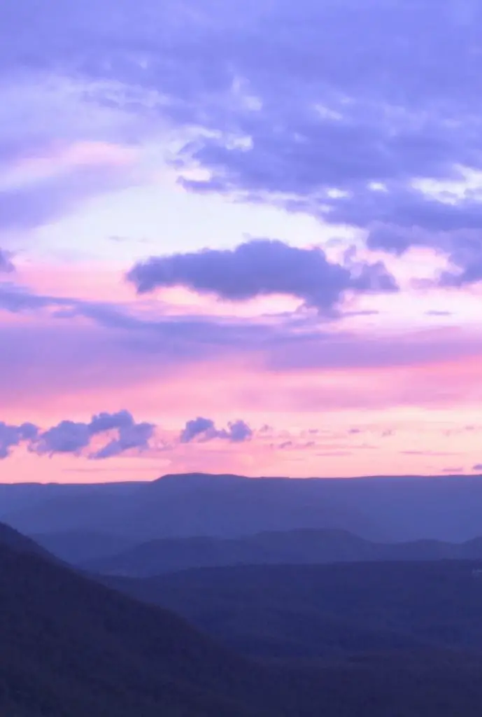 A guide to nine beautiful Blue Mountains lookouts in Katoomba, Leura, Wentworth Falls & Blackheath, including Echo Point lookout and the Three Sisters rock formation. Make the most of your day trip from Sydney to the Blue Mountains, Australia.