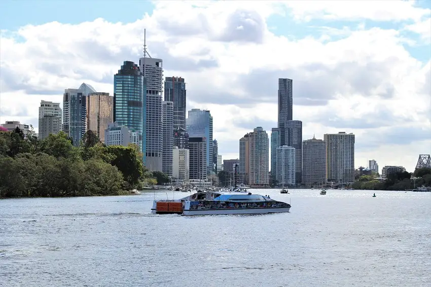 15 fun things to do in Brisbane Australia, the capital city of Queensland. Includes Brisbane cafes, laneways, South Bank, places to eat, Brisbane nightlife, free tours, Kangaroo Point, Botanic Gardens & more.