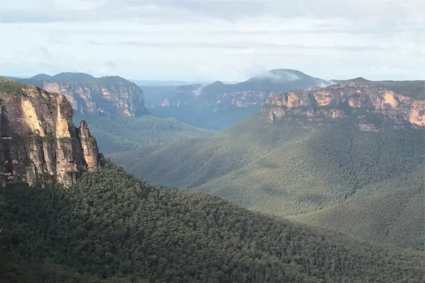 A guide to nine beautiful Blue Mountains lookouts in Katoomba, Leura, Wentworth Falls & Blackheath, including Echo Point lookout and the Three Sisters rock formation. Make the most of your day trip from Sydney to the Blue Mountains, Australia.