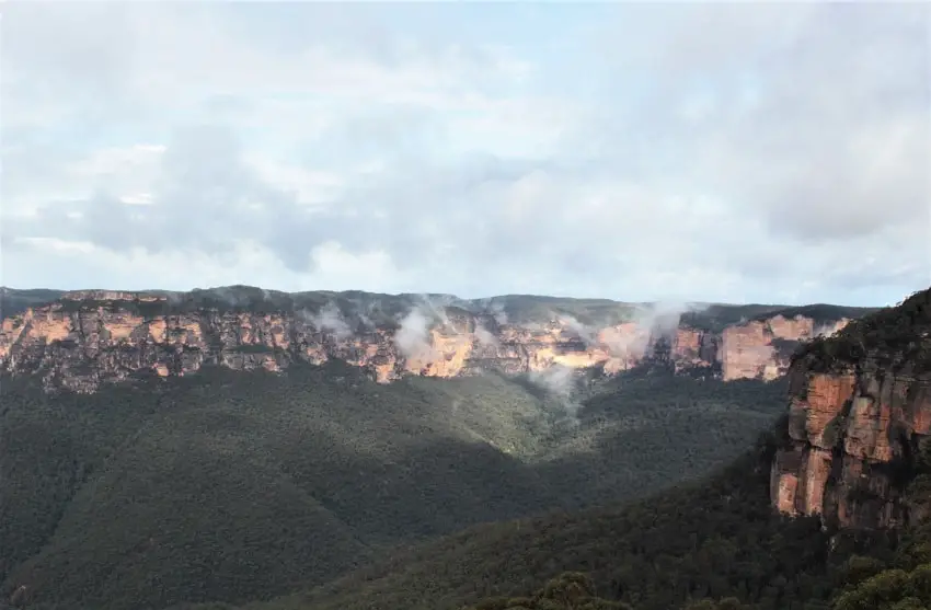 A guide to nine beautiful Blue Mountains lookouts in Katoomba, Leura, Wentworth Falls & Blackheath, including Echo Point lookout and the Three Sisters rock formation. Make the most of your day trip from Sydney to the Blue Mountains, Australia.