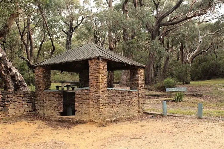 A guide to nine beautiful Blue Mountains lookouts in Katoomba, Leura, Wentworth Falls & Blackheath, including Echo Point lookout and the Three Sisters rock formation. Make the most of your day trip from Sydney to the Blue Mountains, Australia.