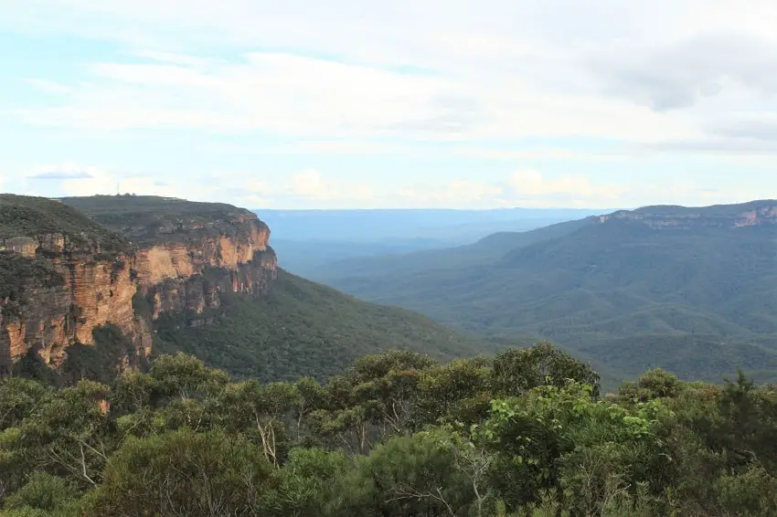 A guide to nine beautiful Blue Mountains lookouts in Katoomba, Leura, Wentworth Falls & Blackheath, including Echo Point lookout and the Three Sisters rock formation. Make the most of your day trip from Sydney to the Blue Mountains, Australia.