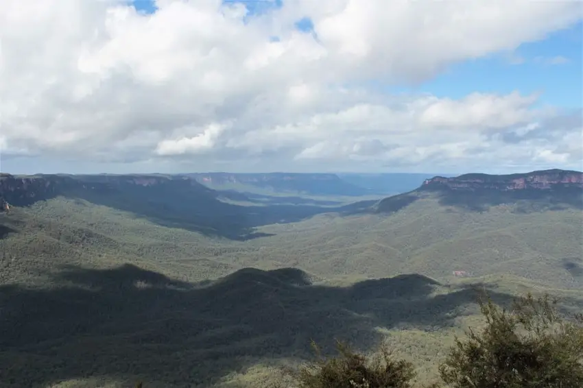 A guide to nine beautiful Blue Mountains lookouts in Katoomba, Leura, Wentworth Falls & Blackheath, including Echo Point lookout and the Three Sisters rock formation. Make the most of your day trip from Sydney to the Blue Mountains, Australia.