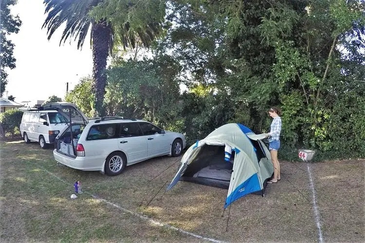 Dreaming of Down Under editor, Lisa, putting up a tent in Mount Gambier.