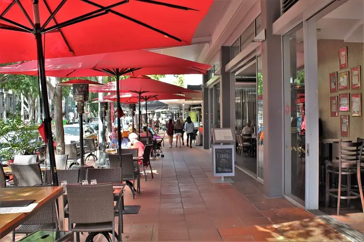 Outdoor dining at South Bank.