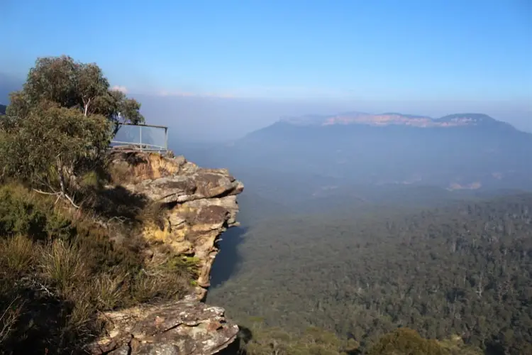 Discover 9 short Blue Mountains walks near Sydney Australia. All have stunning scenery, including waterfalls, lookouts, rainforest and cliffs in NSW.