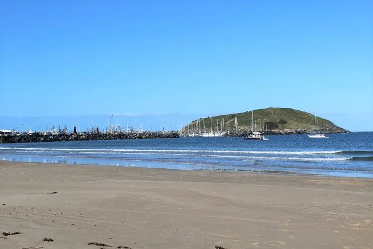 Breakwall walk to Muttonbird Island and Jetty Beach.