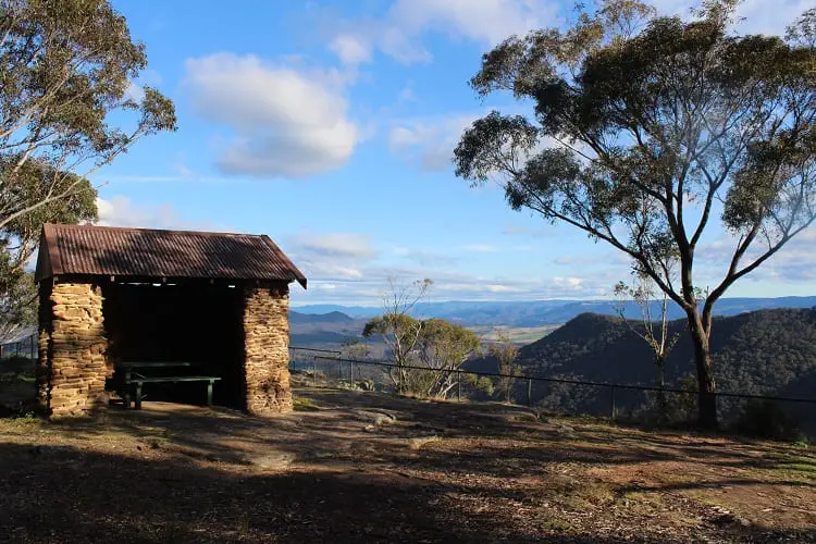 Stone shelter at Mitchell Ridge lookout in the Blue Mountains.