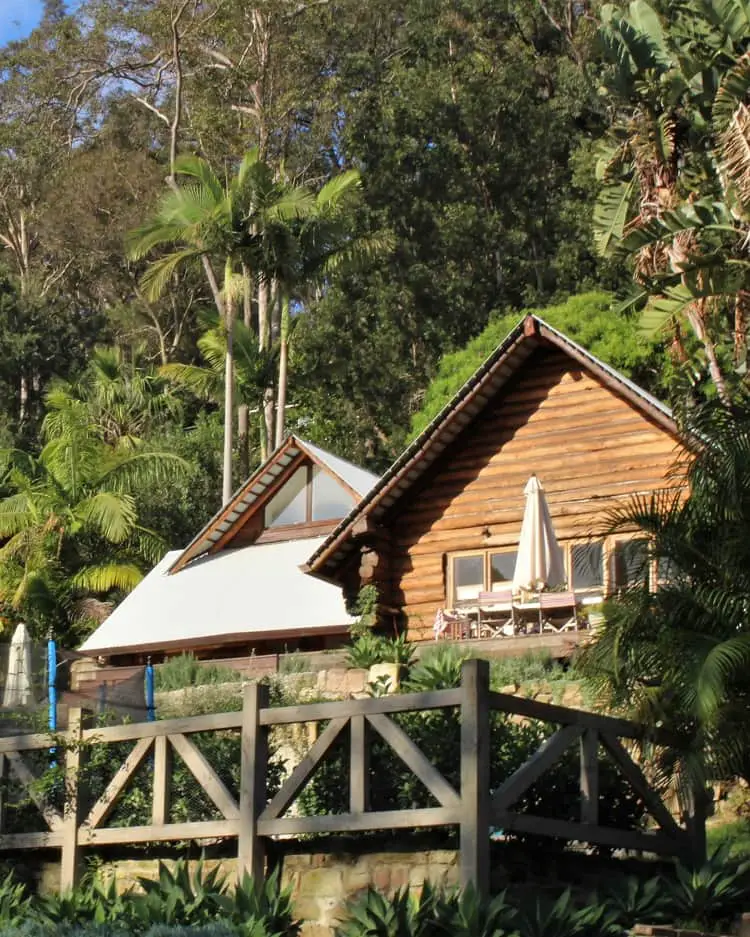 A timber home in Sydney's Northern Beaches that matches the forest environment.