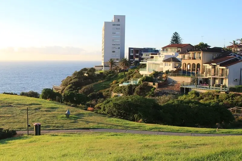 Beautiful mansions and an apartment block overlooking the ocean in Diamond Bay, Sydney.