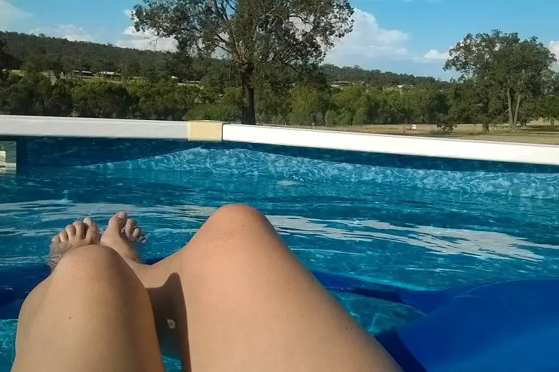 Blogger Lisa Bull in a swimming pool at a luxury house sit in Australia.